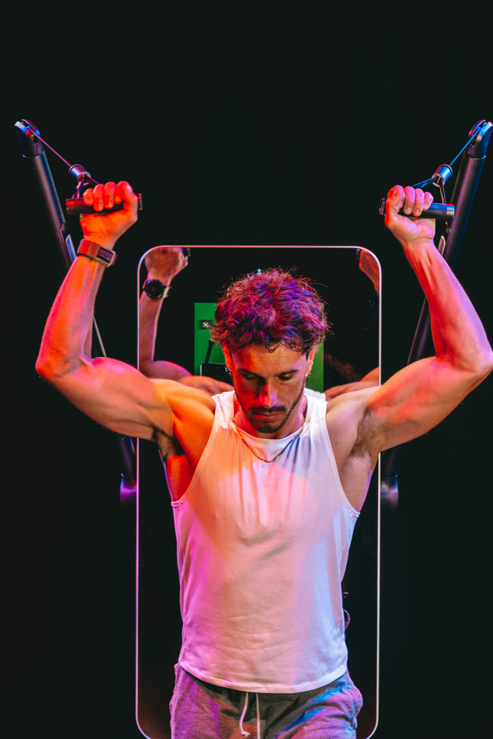 Allenamento con TrainPRO Mirror, resistenza regolabile fino a 100 kg